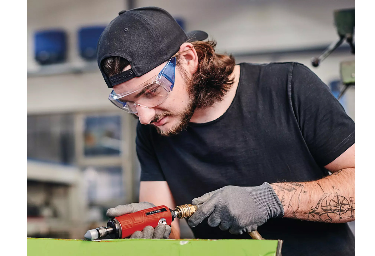 Απεικονίζεται άνδρας να χρησιμοποιεί τον αεροτροχό.